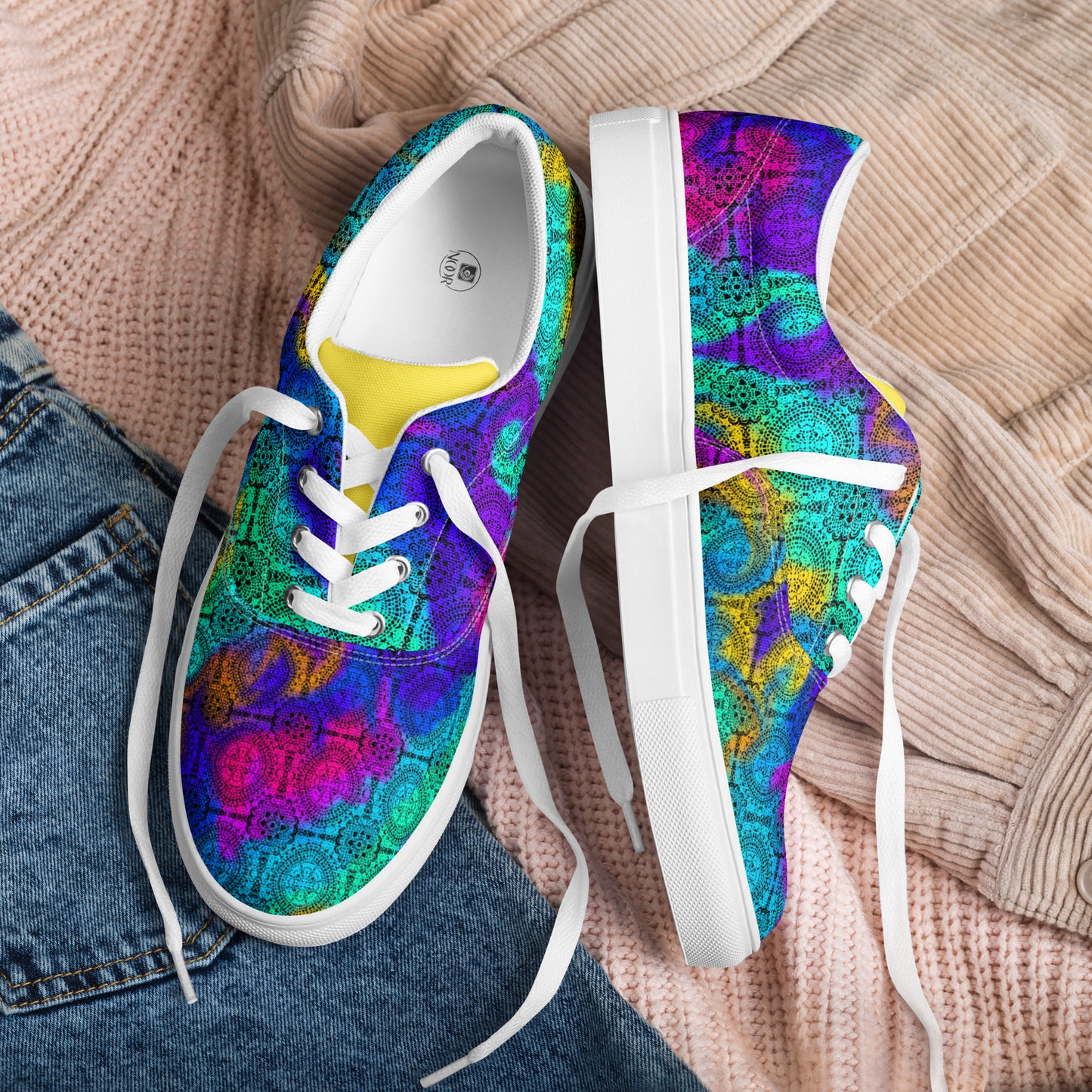 Women’s lace-up canvas shoes