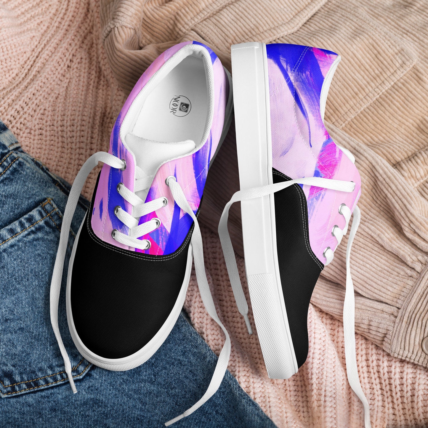 Women’s lace-up canvas shoes